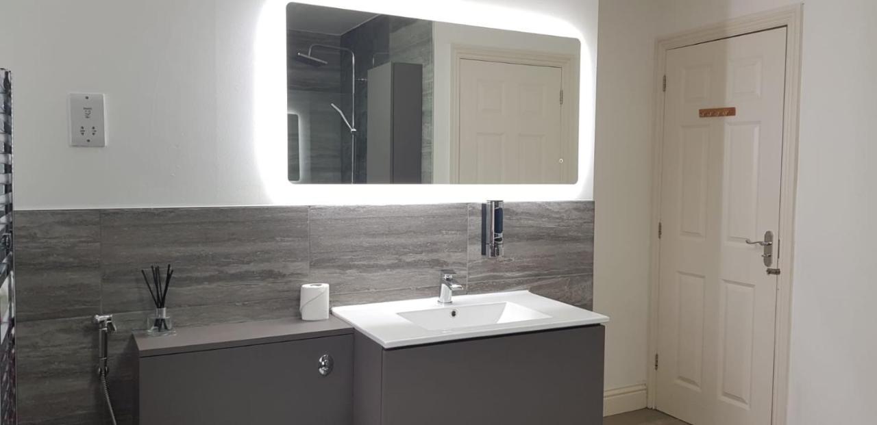 Stunning Room With Large Private Bathroom Derby Exterior photo